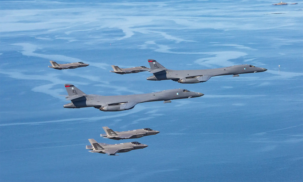 Các lực lượng Không quân Ba Lan và Romania, cũng như Canada được triển khai tại Romania, đã điều động máy bay chiến đấu phối hợp bảo vệ đội hình máy bay ném bom B-1B. Trong thời chiến, các máy bay ném bom không tàng hình, cần chiến đấu cơ hộ tống, để bảo vệ những chiếc máy bay ném bom này khỏi sự đe dọa của máy bay chiến đấu Nga.