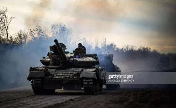 Giờ đây, quân đội Nga áp dụng chiến thuật của lực lượng thiết giáp hạng nặng, thực hiện “làm mềm chiến trường” trước khi đưa bộ binh tiến lên. Dù tốc độ tiến công chậm, nhưng các vị trí công sự chiến đấu được thiết lập theo từng bước tiến về phía trước, giúp hạn chế thương vong do hỏa lực pháo binh của Ukraine. 