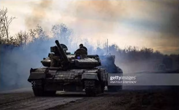 Giờ đây, quân đội Nga áp dụng chiến thuật của lực lượng thiết giáp hạng nặng, thực hiện “làm mềm chiến trường” trước khi đưa bộ binh tiến lên. Dù tốc độ tiến công chậm, nhưng các vị trí công sự chiến đấu được thiết lập theo từng bước tiến về phía trước, giúp hạn chế thương vong do hỏa lực pháo binh của Ukraine. 