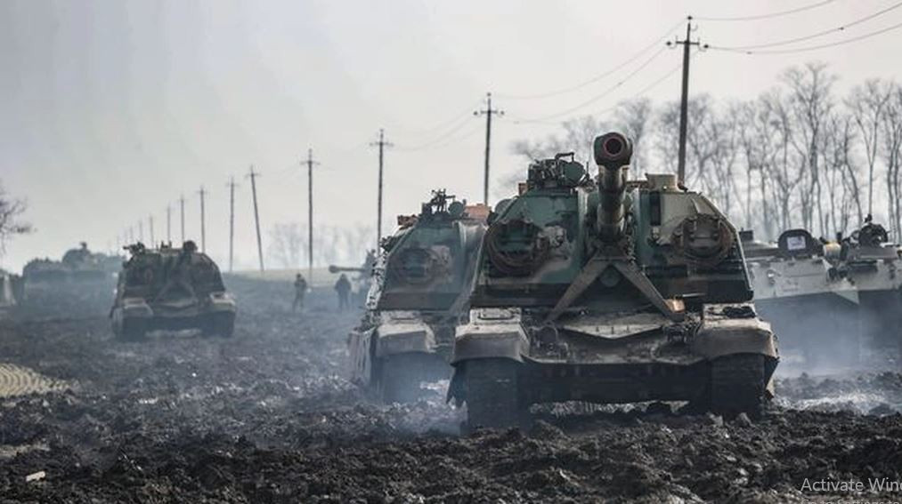 Trong những ngày đầu của cuộc chiến, quân đội Nga áp dụng nhiều chiến thuật gọng kìm nhằm vào Kiev, Kharkov và Donbass. Quân đội Nga muốn sử dụng số lượng lớn quân thiết giáp và cơ giới để tấn công từ cả hai phía và tiến hành thế gọng kìm nhằm bao vây và tiêu diệt lực lượng chủ lực của quân đội Ukraine. 