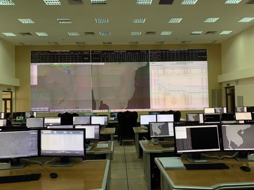 Tại sở chỉ huy tiền phương, một nhóm sĩ quan Nga giàu kinh nghiệm, có nhiệm vụ chỉ huy tấn công và phòng ngự theo thời gian thực đối với từng nhóm chiến đấu đến cấp trung đội, tại trung tâm chỉ huy.