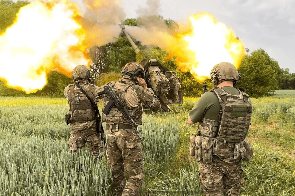 Cuộc chiến giữa quân đội Nga và Ukraine ở khu vực Kursk, bắt đầu vào ngày 6/8/2024, bằng một đòn tấn công bất ngờ của AFU. Với chiến thuật tấn công cơ động, sử dụng xe bọc thép bánh hơi, tấn công vào khu vực phòng thủ mỏng yếu của Nga ở khu vực biên giới, thuộc quận Sudzhansky và Korenevsky của tỉnh Kursk, giáp tỉnh Sumy của Ukraine.