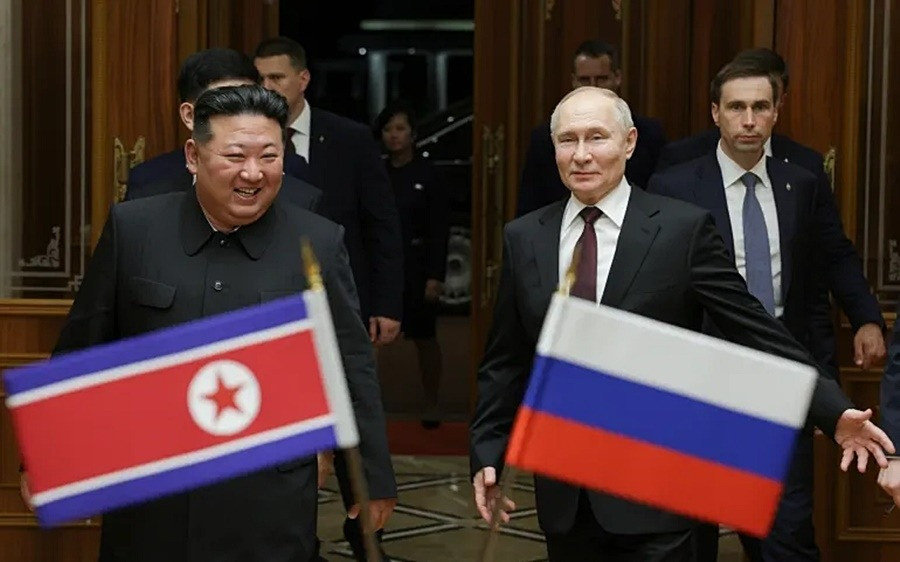Tướng Gerasimov, đã báo cáo điều này với Tổng thống Putin: “Theo Hiệp ước Đối tác Chiến lược giữa hai nước, quân đội Triều Tiên đã hỗ trợ đáng kể trong việc đánh bại quân Ukraine vượt biên giới”. Tướng Gerasimov cũng cho biết thêm, quân đội Triều Tiên khi thực hiện nhiệm vụ chiến đấu với quân Nga, đã thể hiện tính chuyên nghiệp cao, cũng như sự kiên cường, lòng dũng cảm và chủ nghĩa anh hùng.