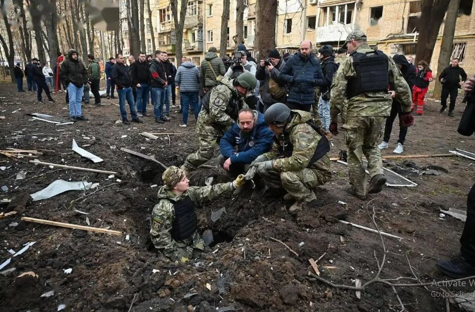 Thông tin điều tra cho thấy, có tới 70% người dân Ukraine không còn tin tưởng vào chính quyền, cũng như các nhận xét của ông Zelensky và hệ thống truyền thông Ukraine. Ngày càng có nhiều người hy vọng nhanh chóng rời Ukraine và tìm nơi ẩn náu ở châu Âu... Vì vậy, ông Zelensky hiện đang nỗ lực thực hiện một cuộc “thanh trừng lớn” và cố gắng duy trì quyền kiểm soát của mình đối với Quân đội và Chính phủ Ukraine, bằng cách bổ nhiệm những người bạn thân để cứu vãn tình thế.