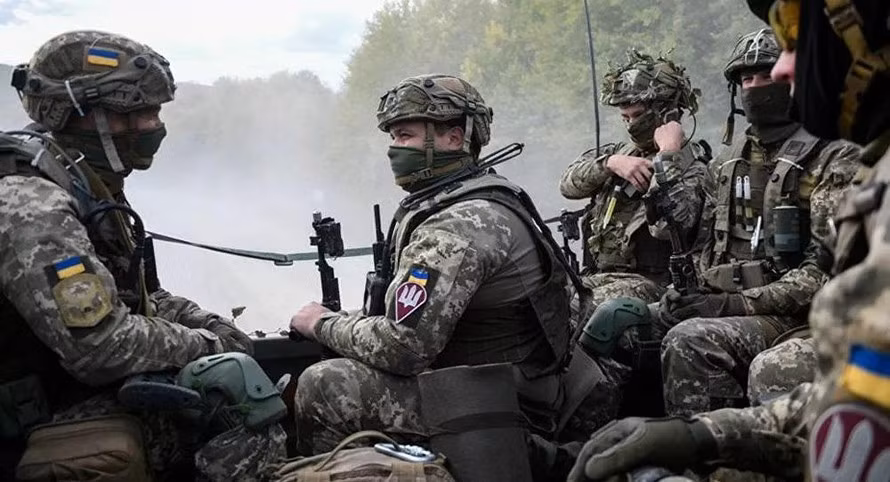 Trong khi đó, truyền thông phương Tây cũng cho rằng, ở phía bên kia, Quân đội Ukraine cũng được xây dựng lại từ “đống đổ nát” và thậm chí có thời, Quân đội Ukraine phải ngừng trả lương cho quân nhân.