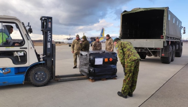 Bộ trưởng Quốc phòng Ukraine Alexey Reznikov cho biết, chỉ riêng Mỹ đã viện trợ hơn 1.200 tấn vũ khí, trang bị tới Ukraine trong những tuần gần đây. Các nước NATO khác cũng cung cấp một số lượng lớn vũ khí tiên tiến, chẳng hạn như tên lửa chống tăng Javelin và tên lửa phòng không Stinger cho Quân đội Ukraine. Nguồn ảnh: Foxt.