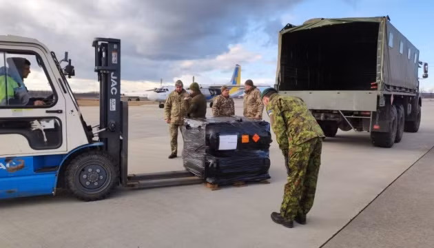 Bộ trưởng Quốc phòng Ukraine Alexey Reznikov cho biết, chỉ riêng Mỹ đã viện trợ hơn 1.200 tấn vũ khí, trang bị tới Ukraine trong những tuần gần đây. Các nước NATO khác cũng cung cấp một số lượng lớn vũ khí tiên tiến, chẳng hạn như tên lửa chống tăng Javelin và tên lửa phòng không Stinger cho Quân đội Ukraine. Nguồn ảnh: Foxt.