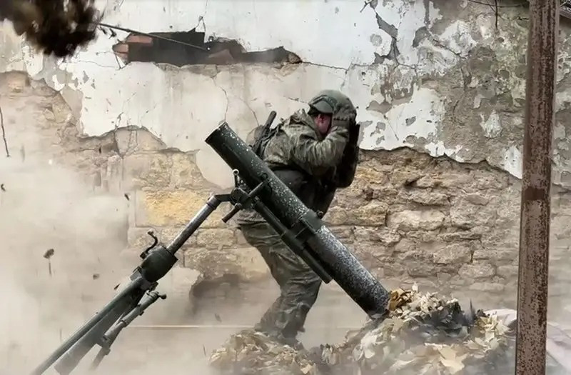 Quân đội Nga (RFAF) tiếp tục tiến vào vùng Sumy, bất chấp nỗ lực ngăn chặn của quân đội Ukraine (AFU). Cho đến nay, các đơn vị xung kích của Cụm quân phía Bắc đã tiến gần 10 km vào khu vực này. Thông tin này được chuyên gia quân sự, Trung tá Andrey Marochko của lực lượng dân quân Lugansk thân nga đưa tin.