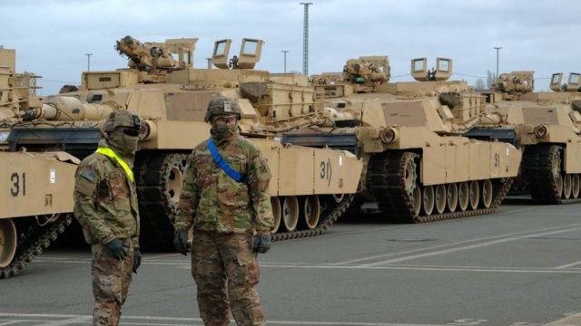 Sau khi Crimea tuyên bố tách khỏi Ukraine và gia nhập Nga vào năm 2014, NATO đã gửi binh sĩ chiến đấu đến Ba Lan và ba quốc gia Baltic, đó là Lithuania, Latvia và Estonia; được dẫn đầu bởi Mỹ, Đức, Canada và Anh, với tổng cộng khoảng 5.000 quân.