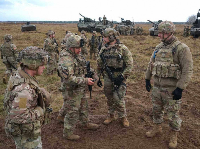 Còn hãng tin Reuters cho biết, một số nhà ngoại giao châu Âu không muốn nêu tên tiết lộ rằng, NATO có thể sẽ cử binh sĩ Romania, Bulgaria, Hungary và Slovakia, với tổng quân số khoảng 4.000 quân tham chiến với Ukraine; nếu Nga tiến công Ukraine.