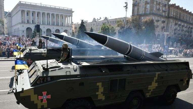 Tên lửa đạn đạo chiến thuật Tochka-U được đưa vào biên chế Quân đội Liên Xô (và sau này được Ukraine kế thừa) vào năm 1989. Được NATO phân loại là Scarab B, chúng mang và phóng tên lửa đạn đạo 9M79M, tầm bắn 120 km.