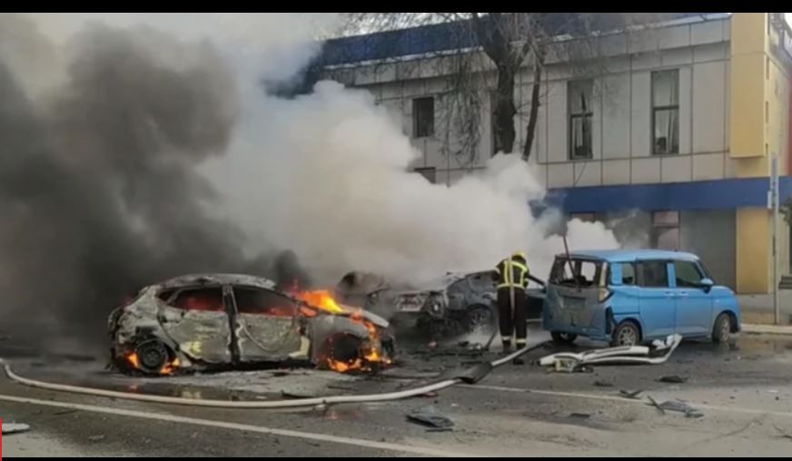 Vào ngày 12/5 vừa qua, trong vụ tấn công bằng tên lửa Tochka của Ukraine vào khu vực thành phố Belgorod ở tây nam nước Nga, khiến ít nhất 19 người đã thiệt mạng, hàng chục ngôi nhà bị hư hại trong vụ tấn công này, trong đó 1 tòa chung cư cao 10 tầng bị sập một phần. (Nguồn ảnh: Kyiv Independent, Ukrinform, CNN, Topwar).