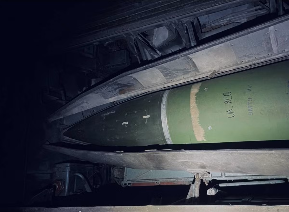 Chi tiết thú vị nhất là loại đạn tên lửa Tochka mà Quân đội Ukraine vừa sử dụng, là đạn 9M79F dành cho hệ thống Tochka. Loại đạn này không có phần -U, nghĩa là phạm vi tấn công của vũ khí này chỉ là 70 km, hơn một nửa khoảng cách mà người kế nhiệm Tochka-U của nó có thể đạt tới. 