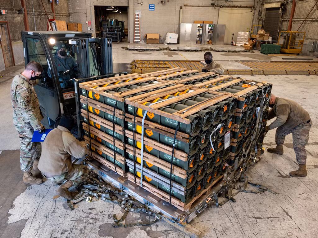 Ba phương án đó là: A) Thành lập một quỹ đặc biệt cho Ukraine hoạt động trong ngân sách EU trong 4 năm; B) Các nước thành viên EU đóng góp vào ngân sách “Các quỹ nước ngoài”; C) Ủy ban châu Âu đảm bảo các khoản vay và cho phép EU cung cấp hỗ trợ tài chính vĩ mô cho Ukraine. 