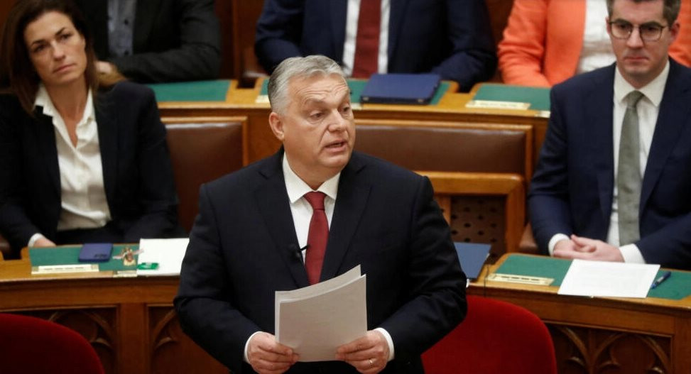 Trang "New Voice of Ukraine" đưa tin, EU tự tin sẽ phê duyệt 5 tỷ euro viện trợ cho Ukraine trong vòng vài tuần tới; còn tờ "Financial Times" cho biết, EU đang xây dựng một kế hoạch thay thế trị giá hơn 20 tỷ euro để qua mặt Hungary khi ông Orban phủ quyết. 