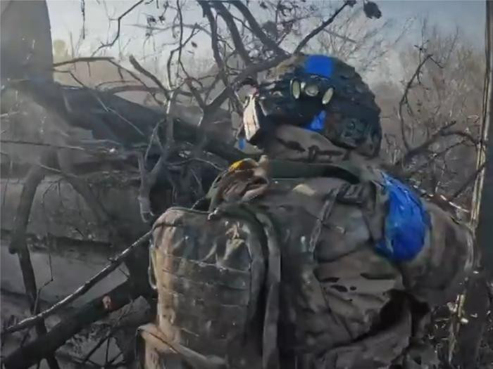 Hoàn cảnh khó khăn của Quân đội Ukraine ở Avdiivka, là kết quả của sự chồng chất của nhiều yếu tố. Trước hết, sự mong manh của đường tiếp tế khiến Quân đội Ukraine khó có được sự hỗ trợ vật chất cần thiết một cách kịp thời. Các binh sĩ chiến đấu trong tình trạng đói khát và kiệt sức, khiến hiệu quả chiến đấu của họ bị giảm đi rất nhiều. 