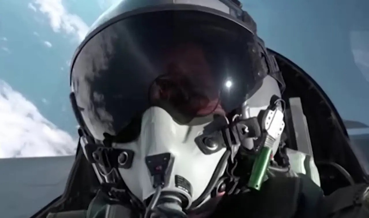 Phi công điều khiển chiếc Su-27 đã kịp phóng dù ra ngoài và đang được đưa đến cơ sở y tế để kiểm tra. Cũng theo một số nguồn tin, phi công lái máy bay chiến đấu Su-27 vừa bị bắn hạ, là bạn học của phi công Ivanov, người lái máy bay chiến đấu F-16, trước đó đã tử nạn ở vùng Sumy. do nghi bị tên lửa phòng không của Nga bắn hạ.