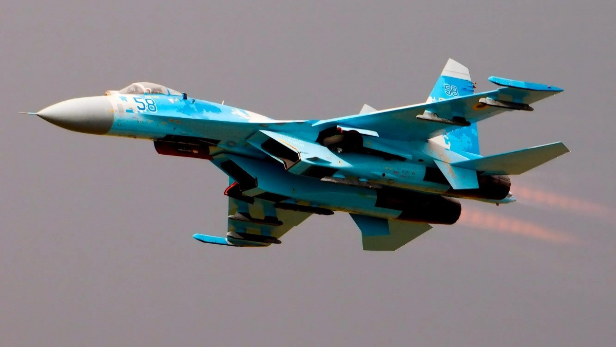 Điều cần lưu ý đó là, trước khi kế hoạch nhận viện trợ hàng trăm máy bay F-16 của NATO được thực hiện, 10 máy bay chiến đấu Su-27 duy nhất có thể bay chắc chắn là báu vật của Không quân Ukraine. Không ngờ, nó lại trở thành mục tiêu của F-16, khiến Không quân Ukraine chả còn gì để giải thích.