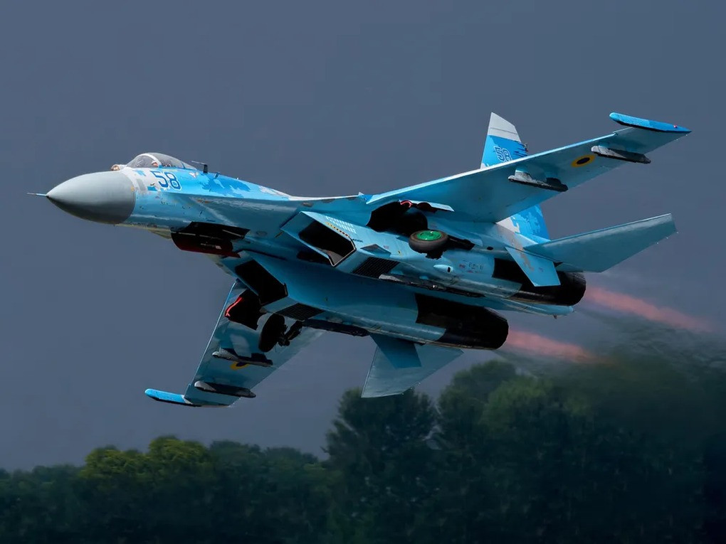 Theo một số nguồn tin, phi công lái chiếc F-16, đã nhầm lẫn mục tiêu giữa máy bay Su-27, với UAV tự sát tầm xa Geran-2 của Nga. Theo những cư dân mạng Ukraine, nếu không quân Ukraine tiếp tục "bắn nhầm", Kiev sẽ sớm không còn máy bay chiến đấu nào nữa.