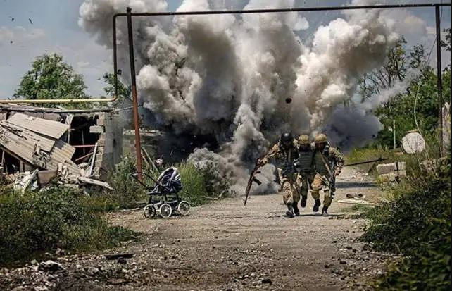 Tình hình hiện tại của quân Ukraine tại khu vực Chasov Yar được đánh giá là nguy hiểm trước sự tiến quân nhanh chóng của Nga. Tình hình trong thị trấn đang nóng lên, và theo các nhà phân tích, các trận đánh sắp tới sẽ mang tính quyết định trong bối cảnh kiểm soát thị trấn chiến lược này. (Nguồn ảnh: Topwar, Rybar, Ukrinform, CNN).