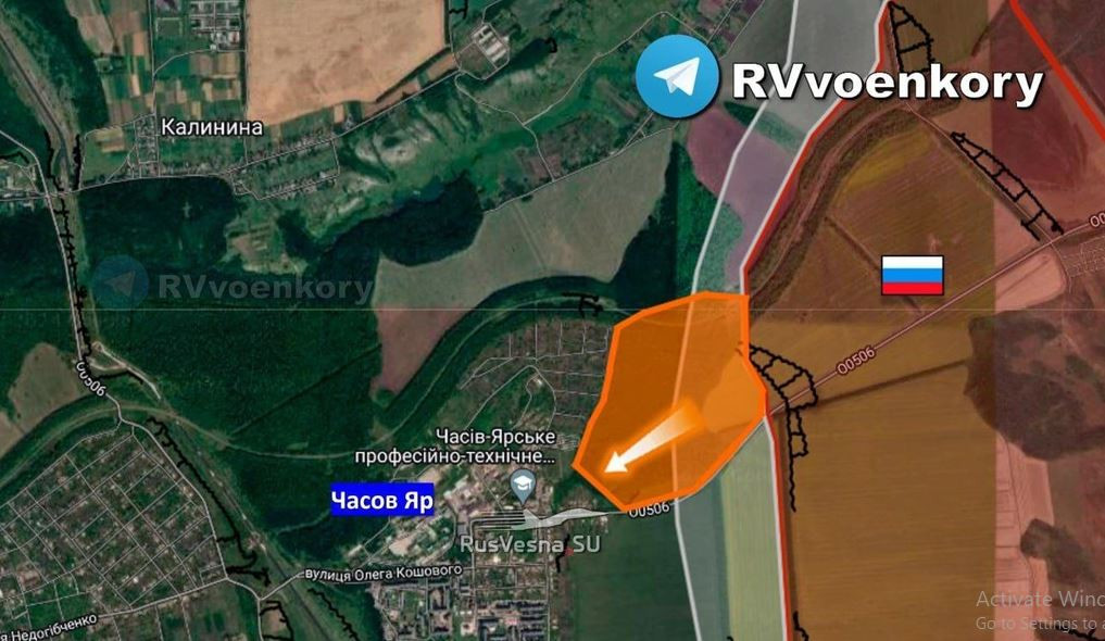 Đã có những thay đổi lớn ở phía đông Chasov Yar. Trong những giờ qua, quân Nga đã thành công trong việc chiếm giữ vành đai rừng rụng lá gần "Canal Microzone" và tiếp cận những ngôi nhà đầu tiên trong khu vực. Những ngôi nhà hiện nằm trong “vùng xám” và giao tranh đã bắt đầu ở vùng ngoại ô phía đông Chasov Yar.