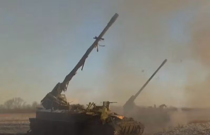 Các nhà lãnh đạo Kiev cũng thừa nhận, con đường tiếp tế chính cuối cùng của Quân đội Ukraine cho thành phố Bakhmut về cơ bản đã bị cắt đứt. Hiện quân Wagner ở rất gần đường cao tốc từ Bakhmut đi thành phố Kramatorsk và dùng hỏa lực khống chế toàn bộ.