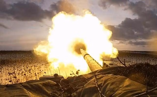 Theo các thông tin mới nhất, Quân đội Nga ở ngoại ô Bakhmut đã cắt đứt hoặc kiểm soát tất cả các tuyến đường tiếp cận chính của Ukraine vào thành phố. Do sự phong tỏa của pháo binh Nga, việc cung cấp đạn dược, thực phẩm, thay quân và vận chuyển thương binh của Quân đội Ukraine trở nên rất khó khăn và nguy hiểm,