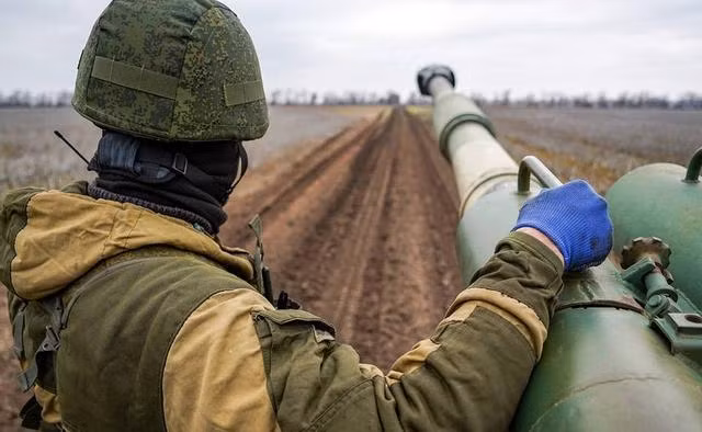 Từ những yếu tố trên, không khó để nhận ra việc Quân đội Nga quyết tâm mở chiến dịch mùa đông, khi nhận thấy khả năng phòng thủ của Ukraine đã yếu đi; trong khi đó, nguồn hỗ trợ vũ khí của Mỹ cho Ukraine đã thiếu, lại phải “ưu tiên” cho đồng minh Israel của họ.