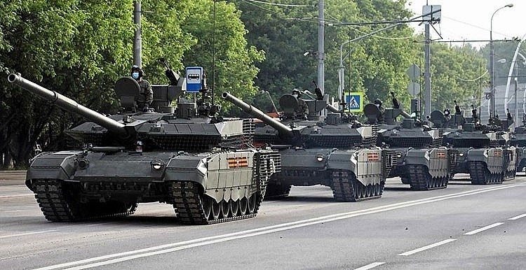 Xe tăng T-90M Proryvra mắt lần đầu tại triển lãm quân sự “Army-2020" ở Moscow và được coi là một trong những xe tăng hiện đại nhất của Nga (chỉ sau xe tăng T-14 Armata) và hiện là xe tăng chiến đấu chủ lực của quân đội Nga.