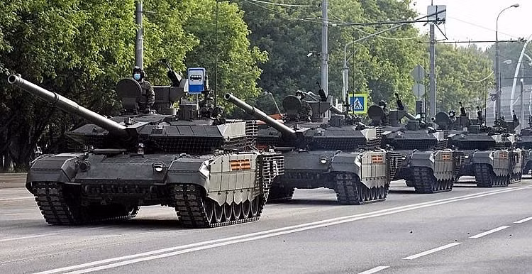 Xe tăng T-90M Proryvra mắt lần đầu tại triển lãm quân sự “Army-2020" ở Moscow và được coi là một trong những xe tăng hiện đại nhất của Nga (chỉ sau xe tăng T-14 Armata) và hiện là xe tăng chiến đấu chủ lực của quân đội Nga.