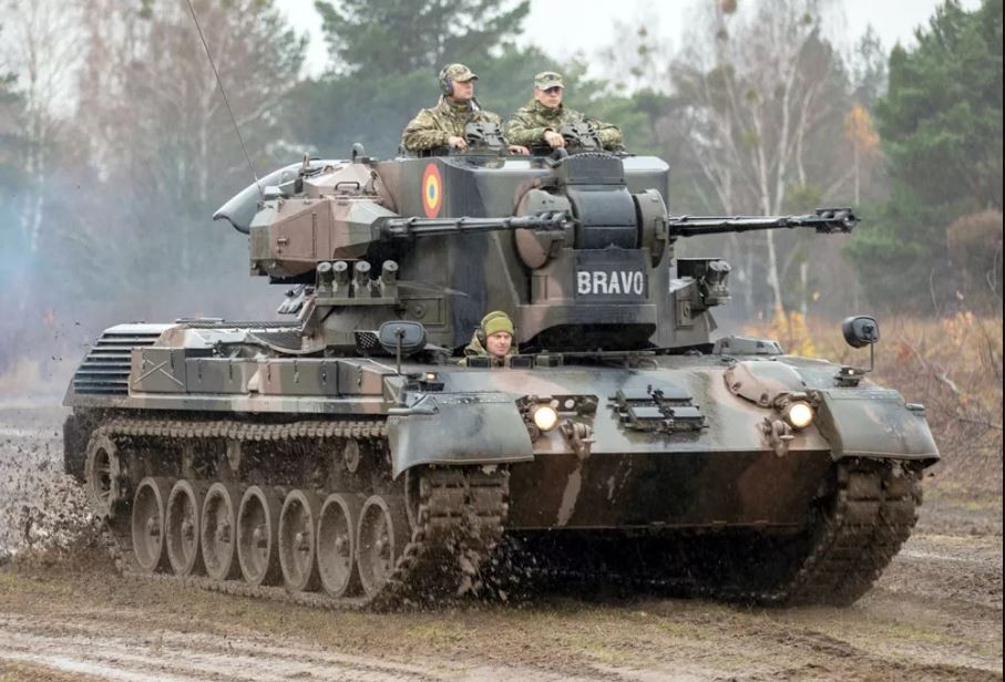 SPAAG Gepard được phát triển trên khung gầm của xe tăng Leopard 1 và được trang bị pháo tự động Oerlikon GDF 2 × 35 mm, mỗi khẩu có cơ số đạn là 320 viên đạn phòng không và 20 viên đạn chống tăng; ngoài ra còn có hai dàn phóng lựu đạn khói 76mm, nhằm mục đích ngụy trang.