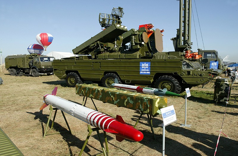 Còn 9K33 Osa là hệ thống tên lửa đất đối không chiến thuật tầm ngắn, cơ động cao, được phát triển từ thời Liên Xô vào cuối những năm 1960 và đầu những năm 1970 của thế kỷ trước. Hệ thống được thiết kế để bảo vệ các đơn vị bộ binh, bộ binh cơ giới của Quân đội Liên Xô chiến đấu ở tuyến đầu. 