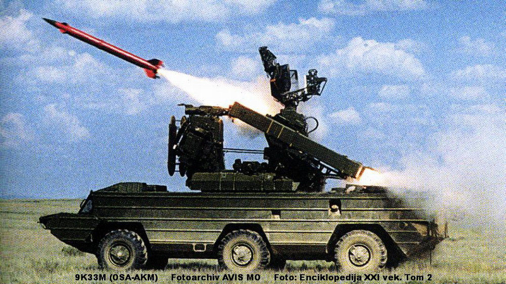 Vũ khí trang bị của 9K33 Osa bao gồm 6 tên lửa 9M33, 9M33M1, 9M33M2 hoặc 9M33M3 cho tầm bắn đến 15 km, độ cao phòng không tối đa lên tới 12 km. Hiện tại, 9K33 Osa đang phục vụ tại 24 quốc gia ở Châu Á, Châu Phi và Châu Âu.
