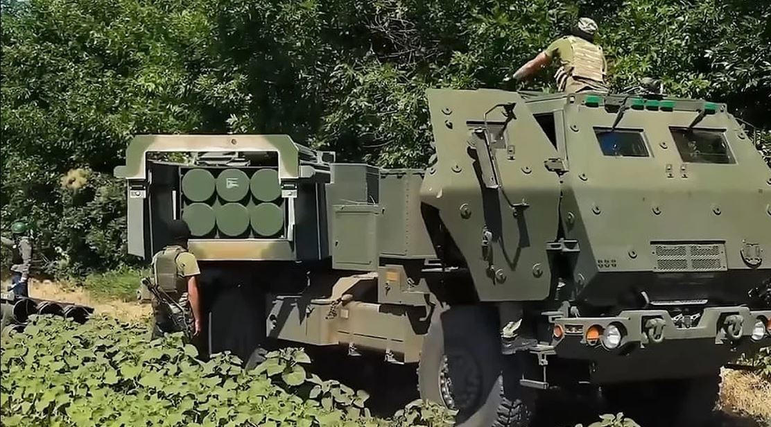 Cùng lúc đó, quân đội Nga ở chiến trường tiết lộ, tên lửa HIMARS của quân đội Ukraine đang mở rộng mục tiêu tấn công; trước đây, Ukraine chủ yếu sử dụng HIMARS để tấn công sở chỉ huy, kho đạn và đầu mối giao thông vận tải hay các cơ sở quan trọng của quân đội Nga. 