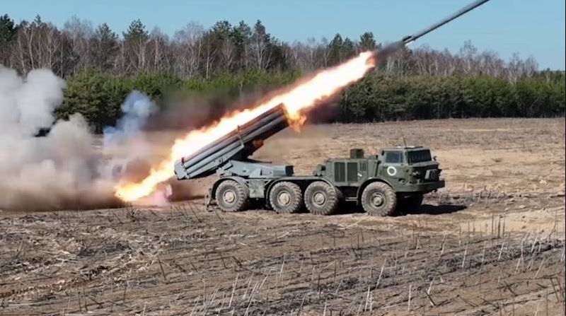 Pháo phản lực phóng loạt BM-30 Tornado của Nga, vượt qua HIMARS của Mỹ ở tầm bắn và sức mạnh đầu đạn. Tuy nhiên, vẫn có một khoảng cách lớn về mức độ thông tin hóa, tốc độ phản hồi và độ chính xác của đòn đánh. 