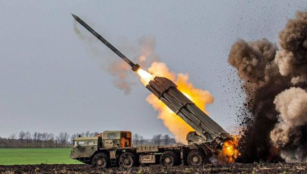 Cả Tornado và HIMARS đều là pháo phản lực phóng loạt (MLRS) tầm xa, nhưng so với HIMARS, Tornado của Nga hoạt động không hiệu quả trên chiến trường Ukraine. Ngoài việc thiếu đạn dược dẫn đường, vấn đề chính là quân đội Nga gặp khó khăn trong việc xác định đâu là mục tiêu quan trọng, do vậy không thể tiến hành các cuộc tấn công chính xác. 