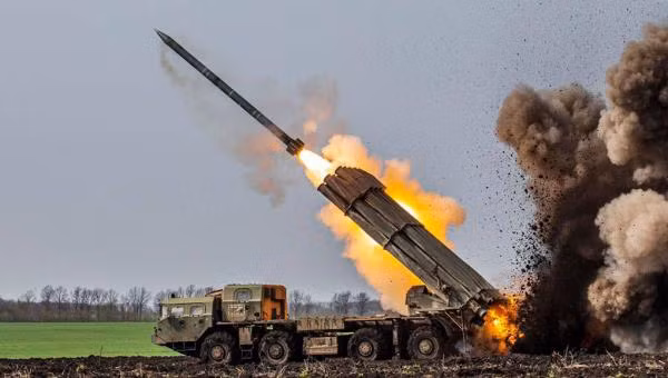 Cả Tornado và HIMARS đều là pháo phản lực phóng loạt (MLRS) tầm xa, nhưng so với HIMARS, Tornado của Nga hoạt động không hiệu quả trên chiến trường Ukraine. Ngoài việc thiếu đạn dược dẫn đường, vấn đề chính là quân đội Nga gặp khó khăn trong việc xác định đâu là mục tiêu quan trọng, do vậy không thể tiến hành các cuộc tấn công chính xác. 