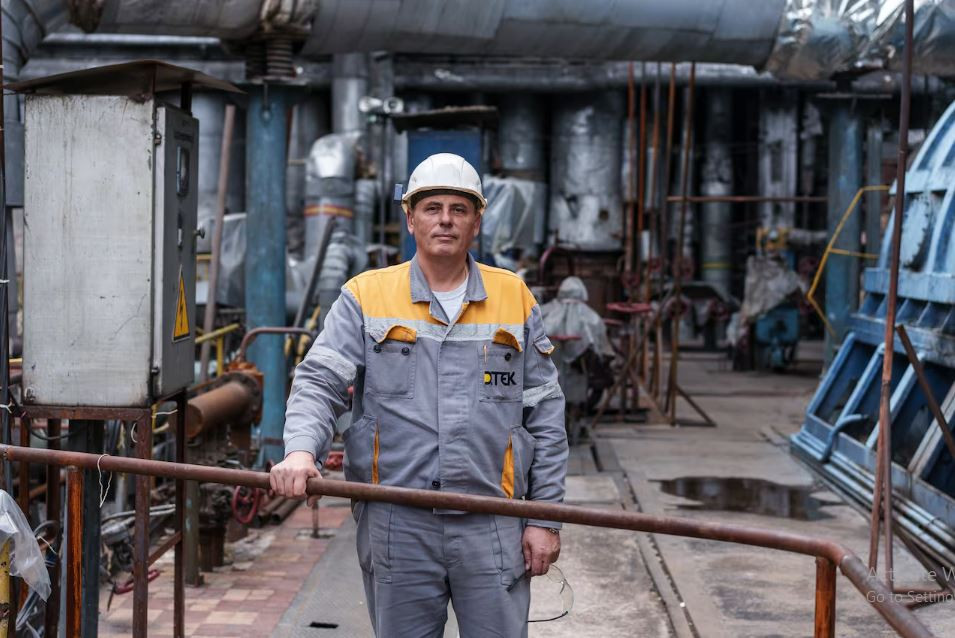 Đầu những năm 1990, cuộc khủng hoảng kinh tế xã hội ở Ukraine bắt đầu ảnh hưởng đến Kurakhove. Các nhà máy đóng cửa, dân lao động rời đi làm việc ở những nơi hứa hẹn hơn, như Donetsk, Maryinka và Mariupol. Mặc dù vậy, thành phố vẫn là một trung tâm công nghiệp.