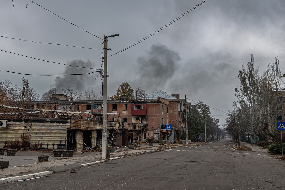 Theo số liệu năm 2023, các doanh nghiệp khai thác mỏ hoạt động tích cực cho đến năm 2022, sau đó sản lượng của họ giảm gần một nửa - từ 21,9 nghìn tấn than xuống còn 12,6 nghìn tấn. Thành phố cũng có các nhà máy kỹ thuật, hóa chất và luyện kim khá lớn,. Vào năm 2022, sau khi bùng nổ chiến sự, hầu hết cư dân đã được sơ tán và các cơ sở kinh doanh đóng cửa hoặc bị phá hủy. (Nguồn ảnh: Topwar, Rybar, Ukrinform, TASS).