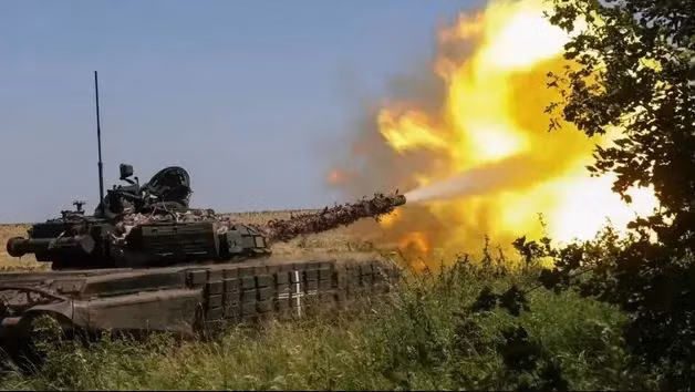 Tướng Syrsky, Tổng tư lệnh Quân đội Ukraine cố gắng gài bẫy chỉ huy Quân đội Nga nhưng không thành công. Như giả định trước đó, Tướng Syrsky đã đăng trên kênh Telegram cá nhân của mình rằng, quân Nga đe dọa đột phá làng Bilyi Kolodyaz', phía đông nam thành phố Volchask, hóa ra là một hành động “gài bẫy”.