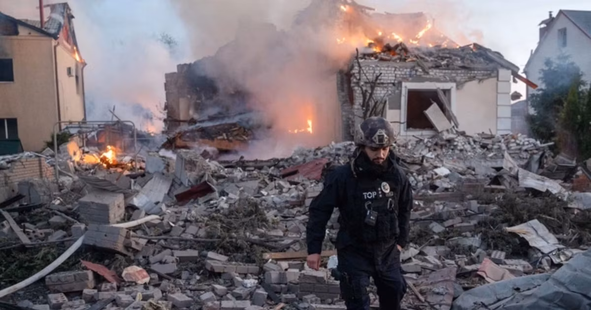 Tuy nhiên đây cũng sẽ là cơ hội cho quân Nga khi Ukraine tập trung lực lượng tại đây. Thay vì đem bộ binh tấn công vào làng Bilyi Kolodyaz', Quân đội Nga sẽ tung đòn hỏa lực khốc liệt vào khu vực này, điều này sẽ dẫn đến thương vong rất cao cho Quân đội Ukraine. (Nguồn ảnh: Sohu, Kyiv Independent, CNN, Sputnik).