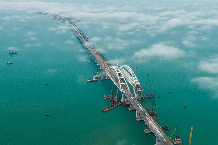 Thủy thủ đoàn của tàu chiến Hải quân Ukraine đã công khai phớt lờ mọi yêu cầu và cảnh báo của phía Nga và tiếp tục di chuyển về phía cầu Kerch; trong hải trình của tàu A500 Donbass, được sự giúp đỡ bởi một máy bay không người lái tấn công Bayraktar TB2.