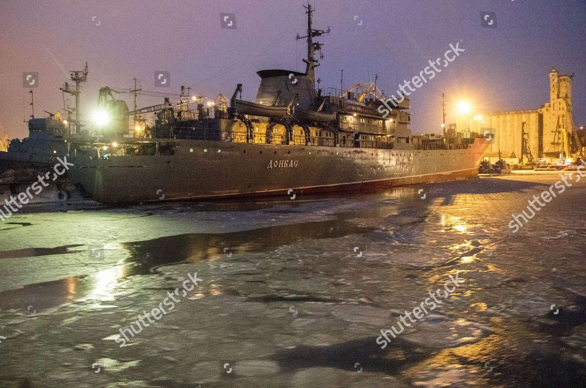 Theo thông tin của truyền thông Nga, tàu chỉ huy Donbass của Hải quân Ukraine đến cách eo biển Kerch 16 hải lý. Hiện tại, con tàu này vẫn tiếp tục công khai vi phạm các yêu cầu của quân đội Nga và tiếp tục đi theo hải trình đến eo biển Kerch.