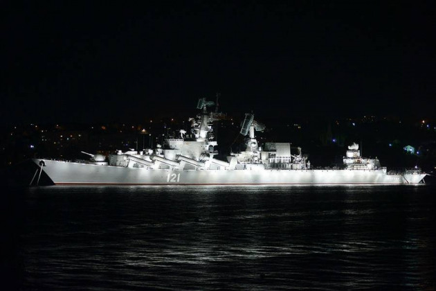 Trong khi đó quan hệ giữa Ukraine và Nga tiếp tục căng thẳng, vào khoảng 22 đêm qua (theo giờ Moscow), tàu kiểm soát Donbass của Hải quân Ukraine, đã xâm phạm lãnh hải của Liên bang Nga ở eo biển Kerch.