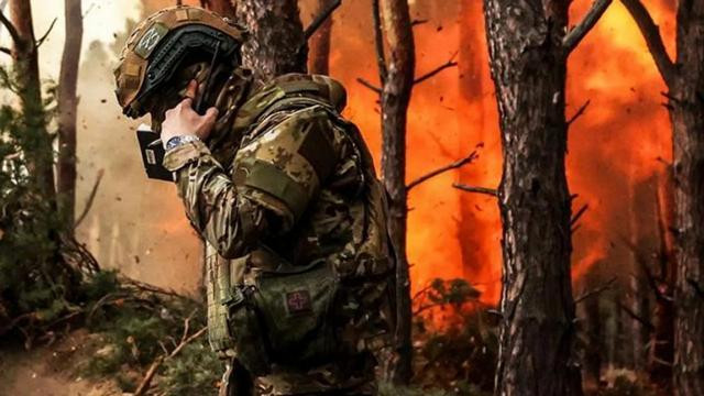 Do vị trí thành phố nằm trên khu vực địa hình cao nhất của vùng Donbass, Chasov Yar đóng vai trò then chốt là trung tâm phòng ngự của AFU ở Donbass. Tại đây, AFU đã xây dựng một hệ thống công sự phòng ngự liên hoàn, rộng khắp trong thành phố; do vậy quân Nga dù đánh chiếm được nhà máy vật liệu chịu lửa, cũng không thể tiến nhanh.