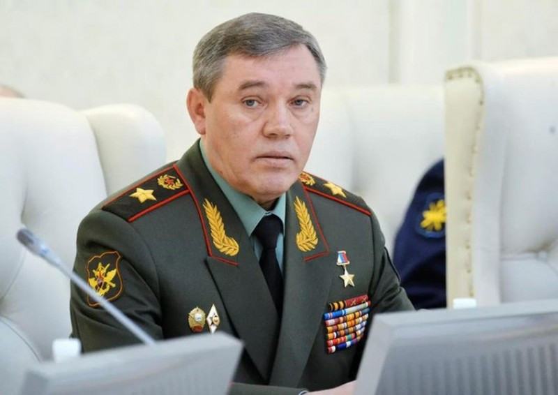 Được biết, tướng Gerasimov sinh năm 1955, hiện ông không chỉ là Tổng tham mưu trưởng Lực lượng Vũ trang Nga mà còn trực tiếp làm Tư lệnh chiến dịch quân sự đặc biệt của Nga tại Ukraine.