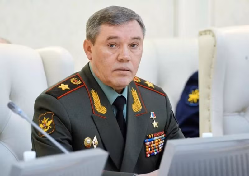 Được biết, tướng Gerasimov sinh năm 1955, hiện ông không chỉ là Tổng tham mưu trưởng Lực lượng Vũ trang Nga mà còn trực tiếp làm Tư lệnh chiến dịch quân sự đặc biệt của Nga tại Ukraine.