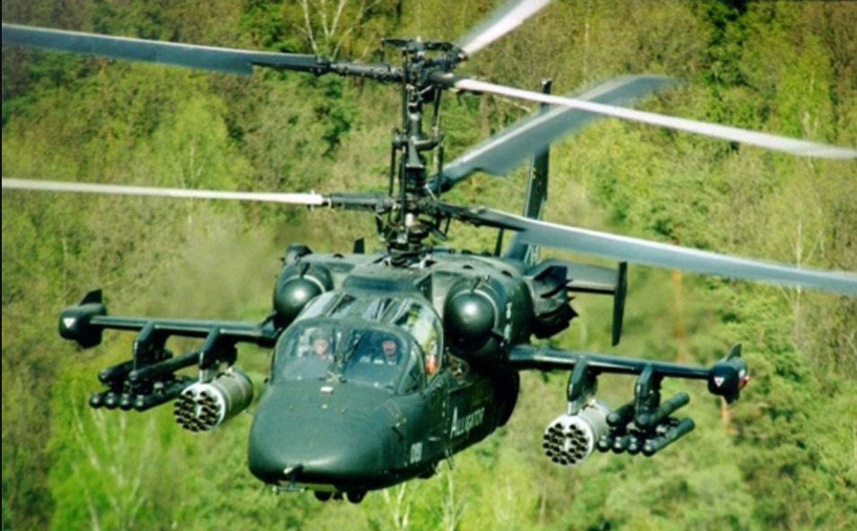 Thứ hai là sự thuận tiện trong hoạt động. Đặc điểm đáng chú ý nhất của trực thăng vũ trang Ka-52 là buồng lái, phi công được bố trí hai chỗ ngồi cạnh nhau, thay vì hai chỗ ngồi trên – dưới như truyền thống, trong đó phi công lái chính ngồi phía trước, phi công điều khiển vũ khí ngồi phía sau. 