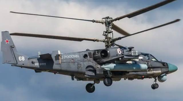 Thứ ba là sự an toàn. Ngoài khả năng chống đạn và chống va chạm mạnh, Ka-52 sử dụng hệ thống cứu sinh ghế phóng dù khi máy bay gặp nguy hiểm như máy bay chiến đấu. Đây cũng là loại trực thăng duy nhất có ghế phóng dù cho phi công.