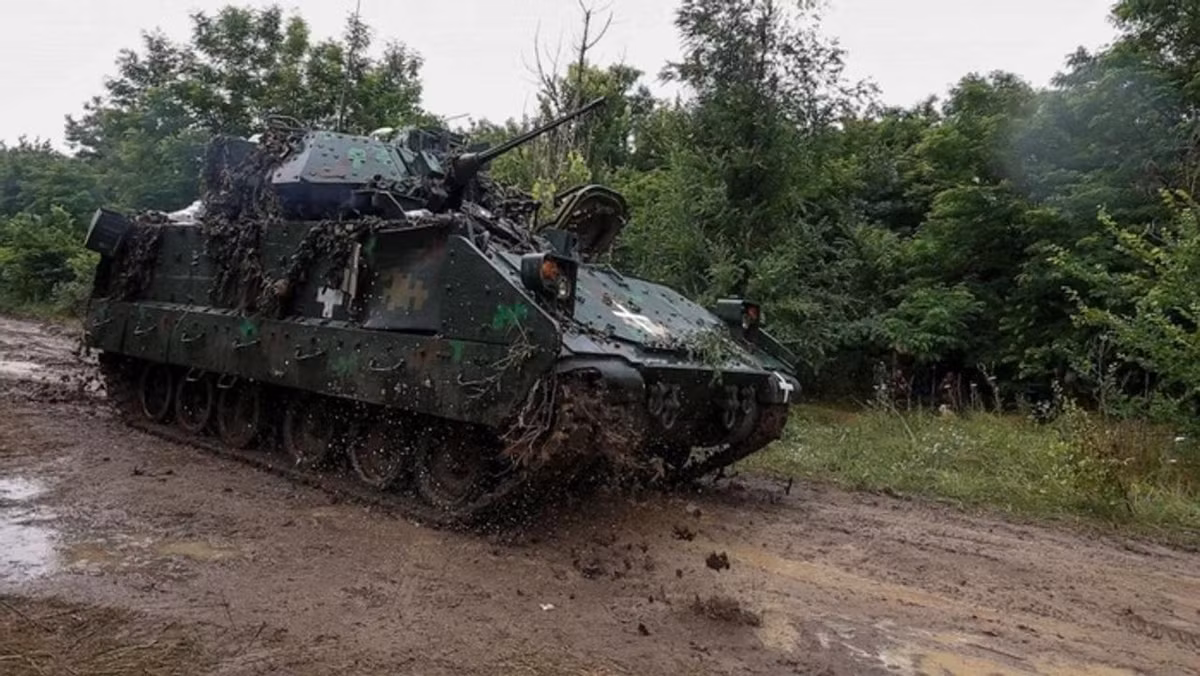 Đoạn video thứ hai do Nga công bố cho thấy, quân Ukraine đã điều xe tăng Leopard 2 và xe chiến đấu bộ binh Bradley phối hợp với nhau, ít nhất một chiếc Bradley đã bị quân đội Nga phá hủy. 